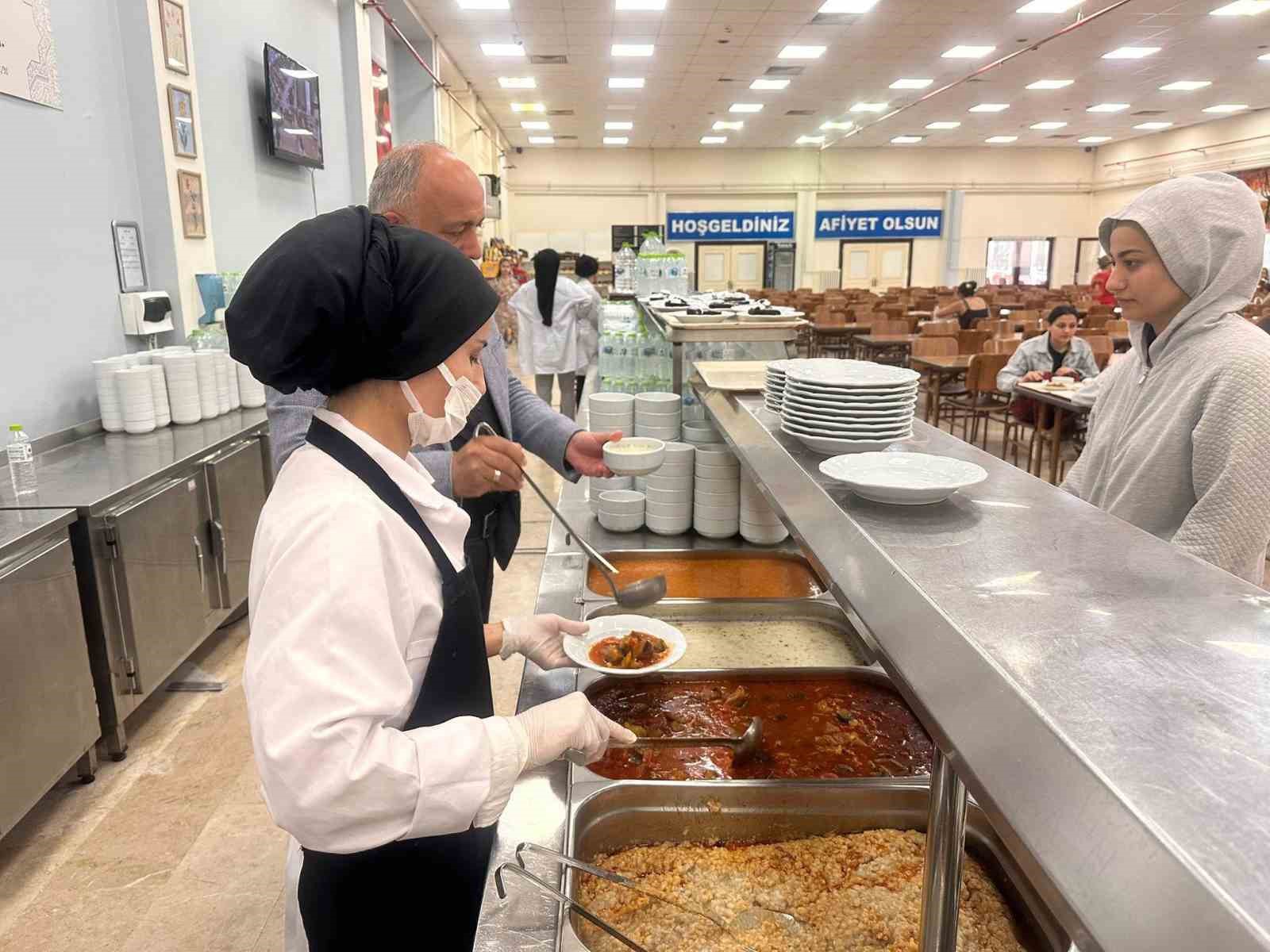 Üniversite öğrencilerine keşkek ikramı