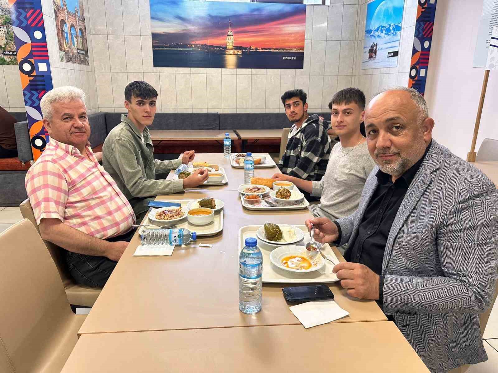 &Uuml;niversite &ouml;ğrencilerine keşkek ikramı
