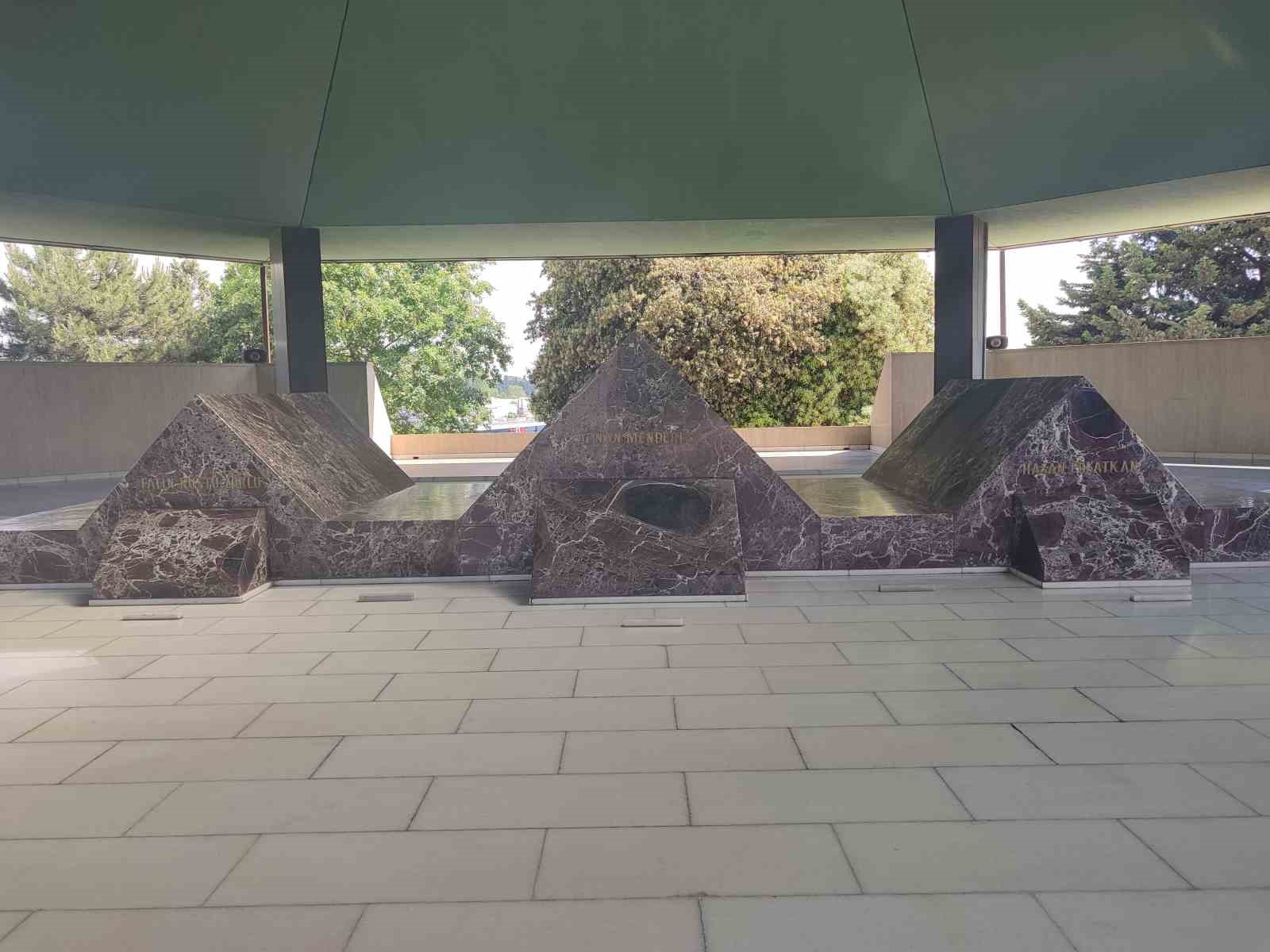 AK Parti&rsquo;den Adnan Menderes Anıt Mezarı &ouml;n&uuml;nde 27 Mayıs a&ccedil;ıklaması
