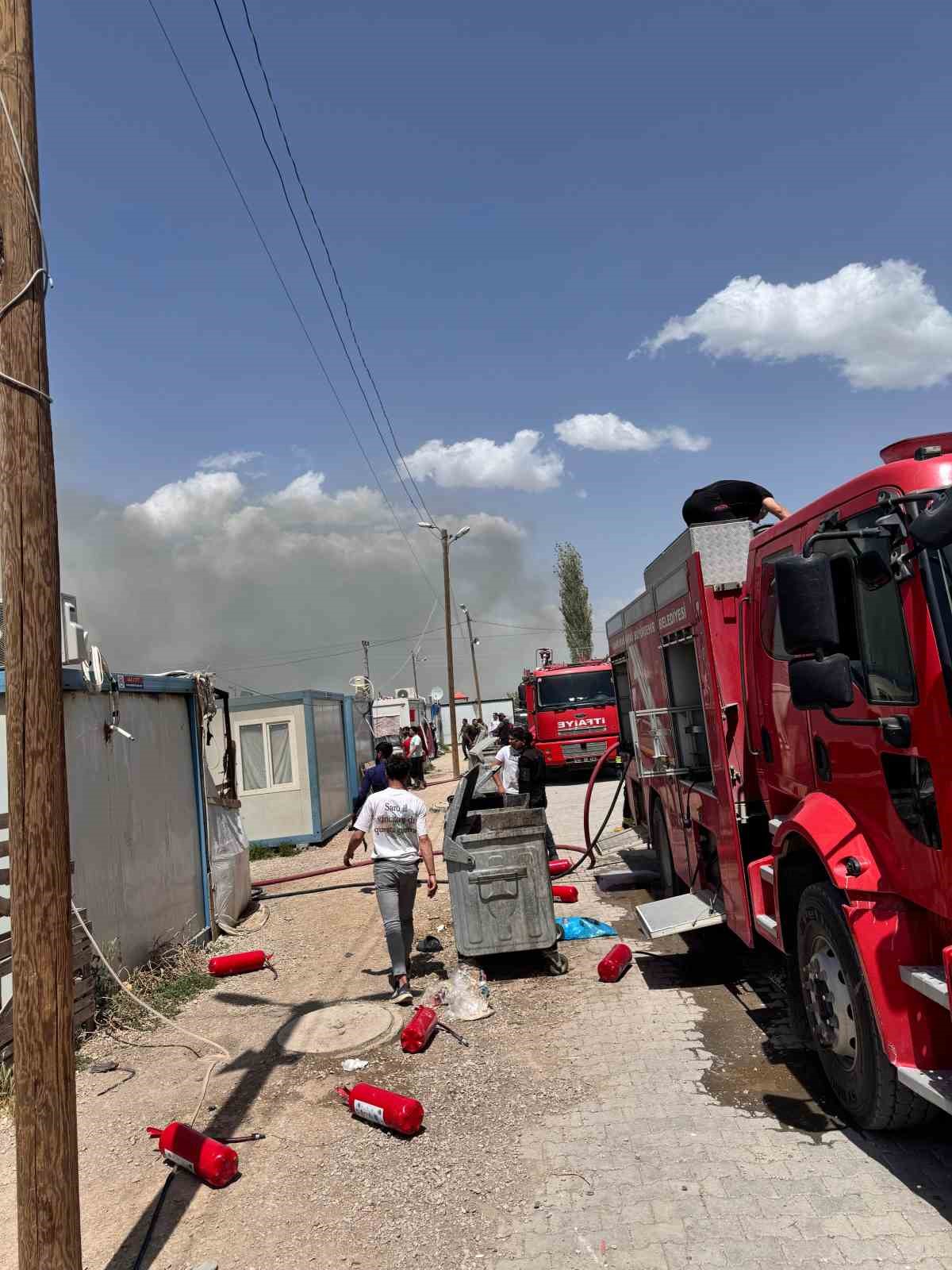 Elbistan’da konteyner kent yangını
