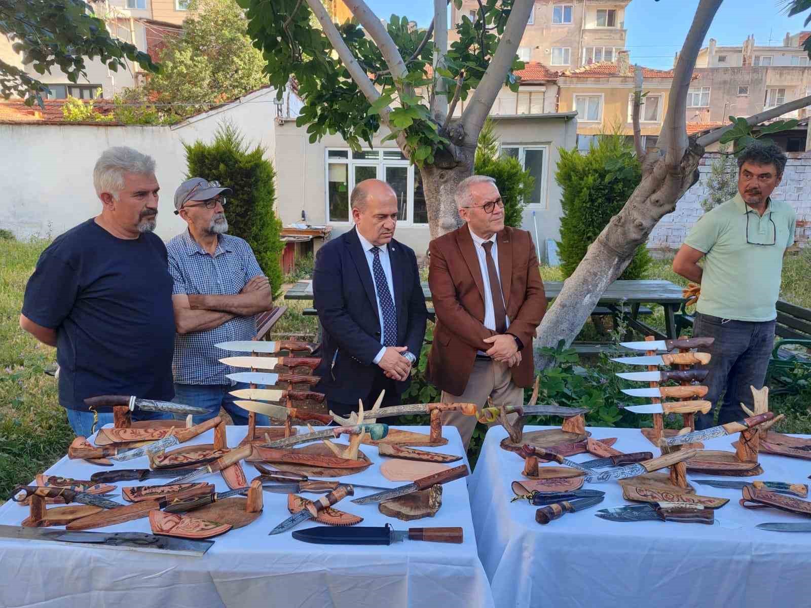 Edremit’te elle dövülen bıçaklar sergisi hayran bıraktı
