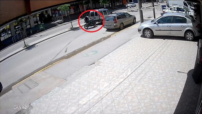 Araca çarpan motosiklet takla attı, 1 kişi yaralandı
