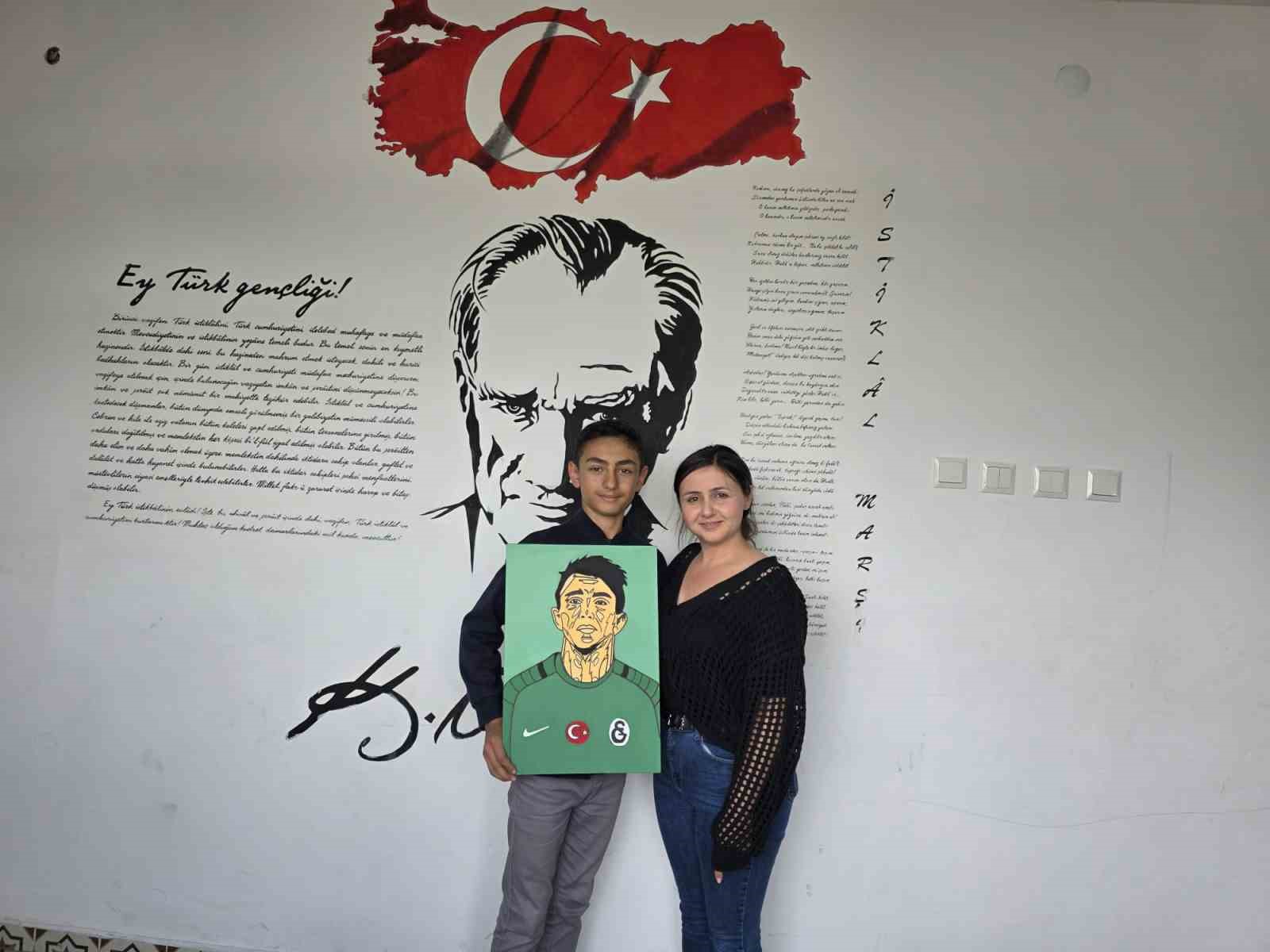 Hayran kalbiyle &ccedil;izdi: 12 yaşındaki &Uuml;nal&rsquo;ın en b&uuml;y&uuml;k hayali Muslera&rsquo;ya resmini vermek
