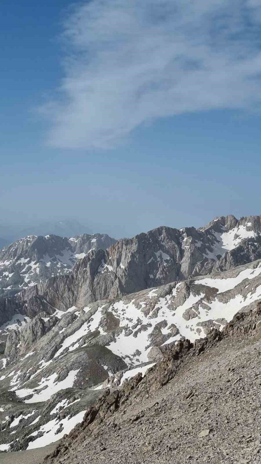 Kırşehirli 3 dağcı Anamas Dağları Dedeg&ouml;l Zirvesine tırmandı
