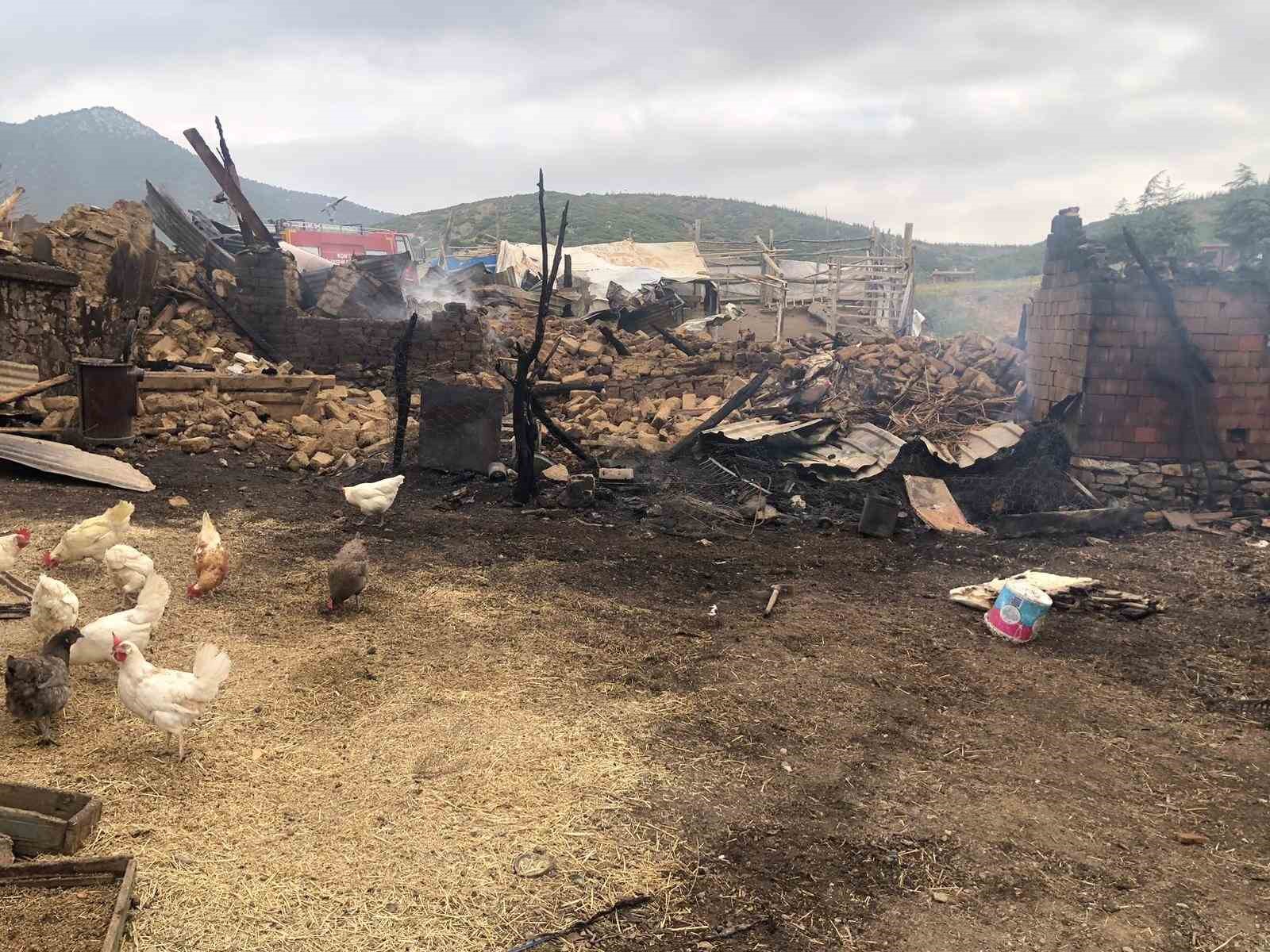 Konya’da yangında bir ev ve ahır kül oldu