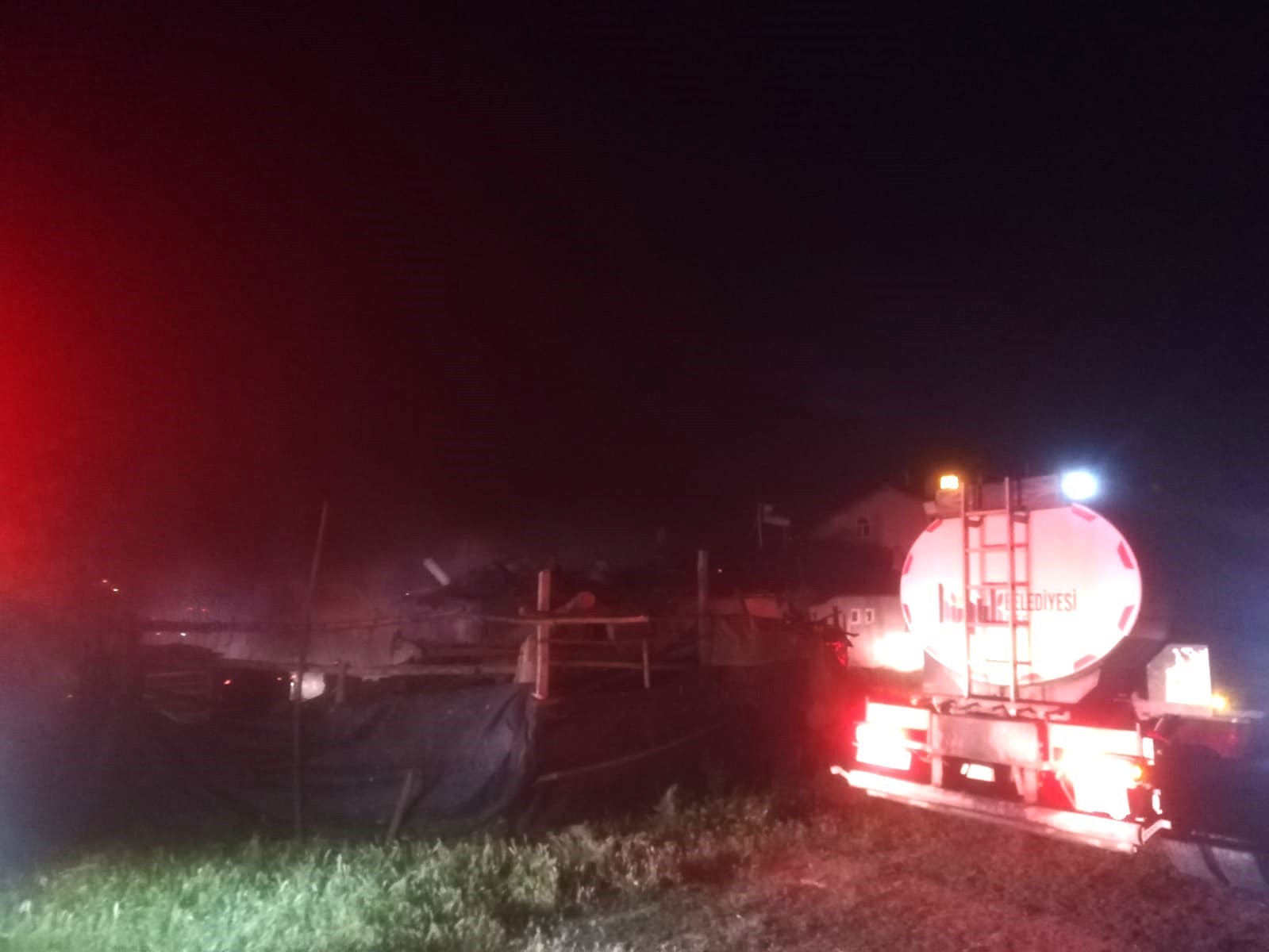 Konya&rsquo;da yangında bir ev ve ahır k&uuml;l oldu
