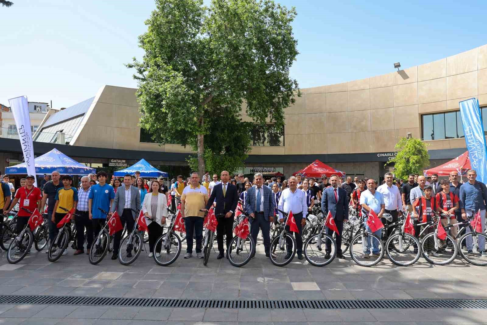 Gaziantep&rsquo;te 19 Mayıs etkinliklerinde ter d&ouml;ken başarılı yarışmacılar &ouml;d&uuml;llendirildi
