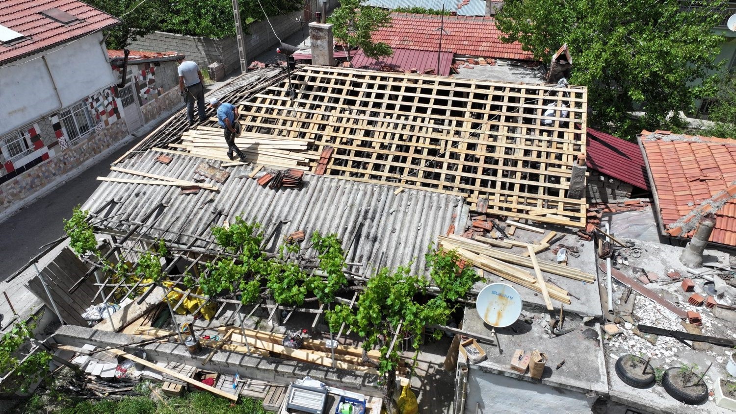 Yangında zarar g&ouml;ren evin tadilatı yapılıyor
