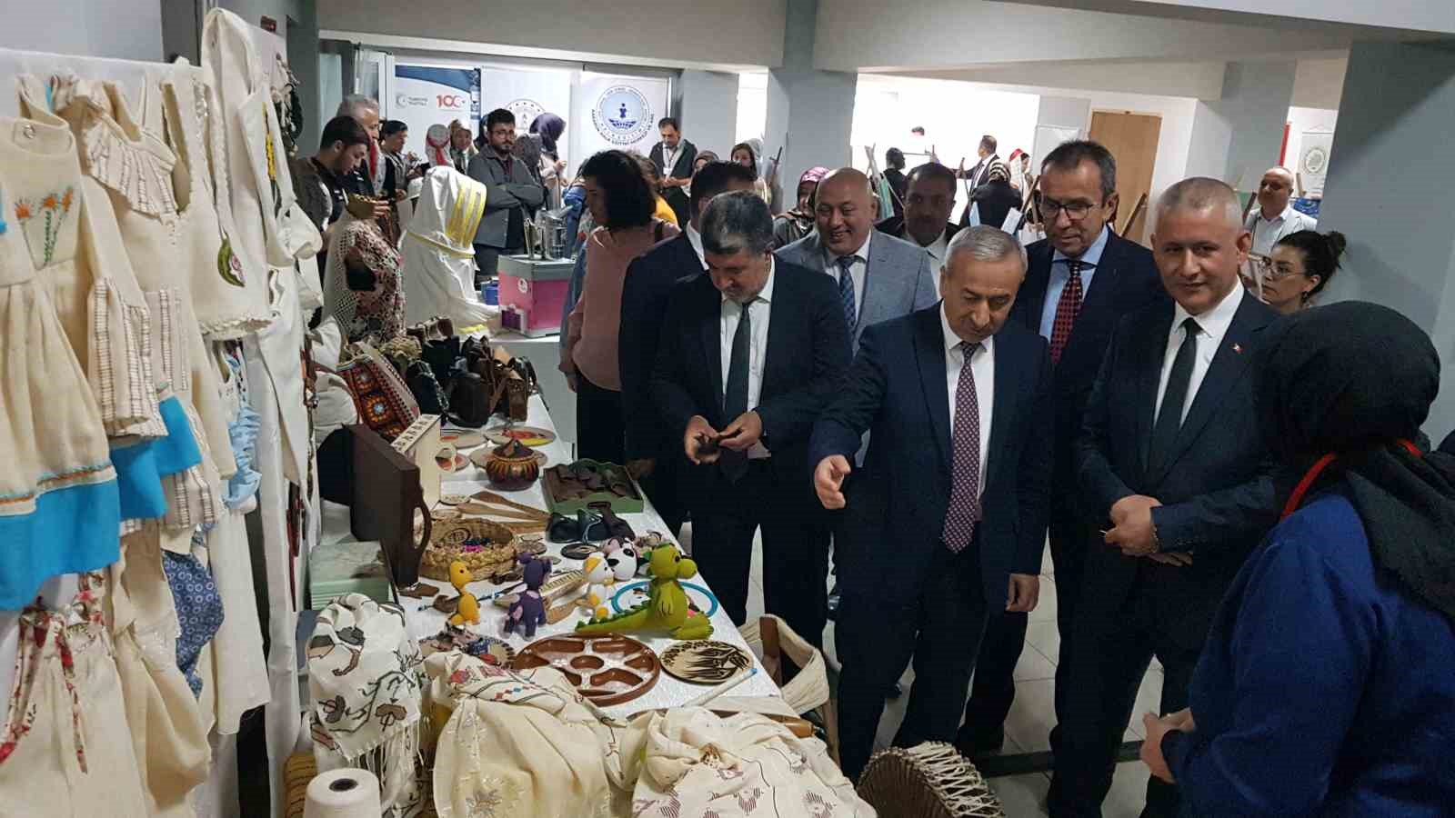 Hayat Boyu &Ouml;ğrenme Haftası&rsquo;nda kursiyerlerin el emeği &uuml;r&uuml;nleri sergilendi
