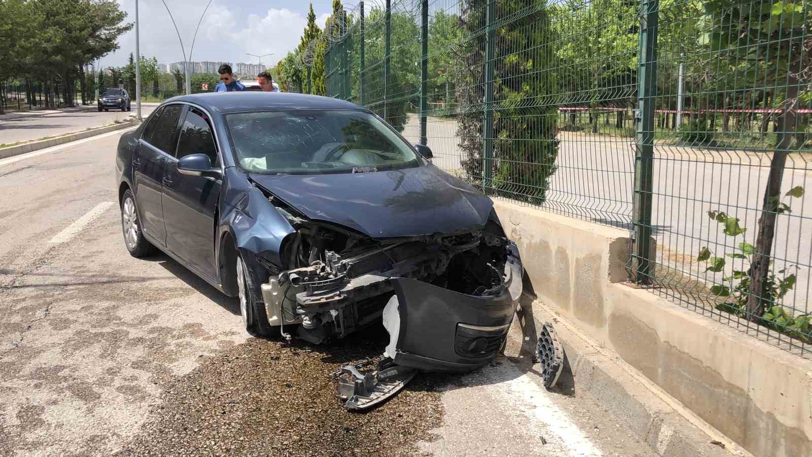 Elazığ’da otomobil duvara çarptı: 1 yaralı