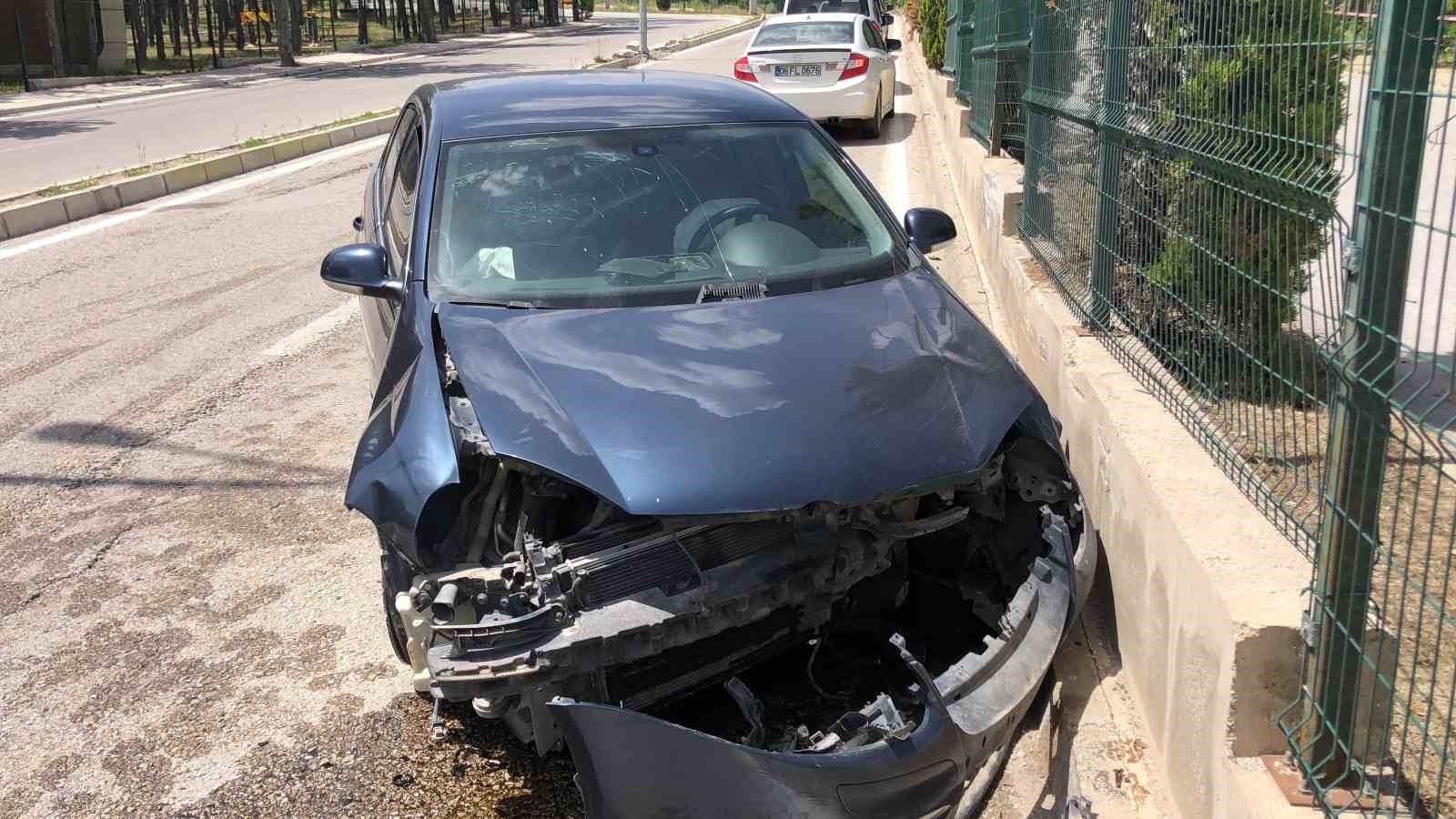 Elazığ&rsquo;da otomobil duvara &ccedil;arptı: 1 yaralı
