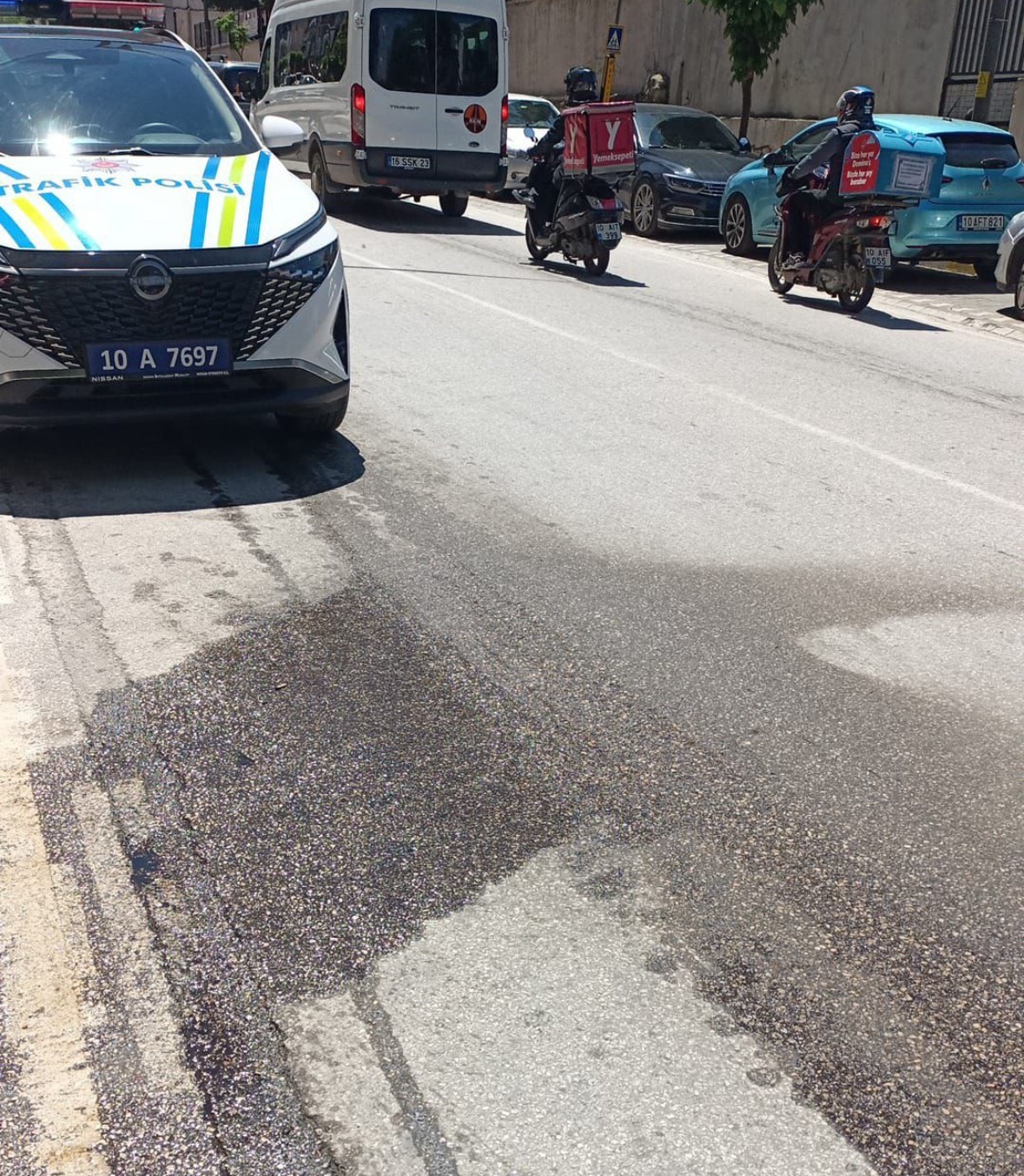 Mazotun sızdığı yolda kayan s&uuml;r&uuml;c&uuml; yaralandı
