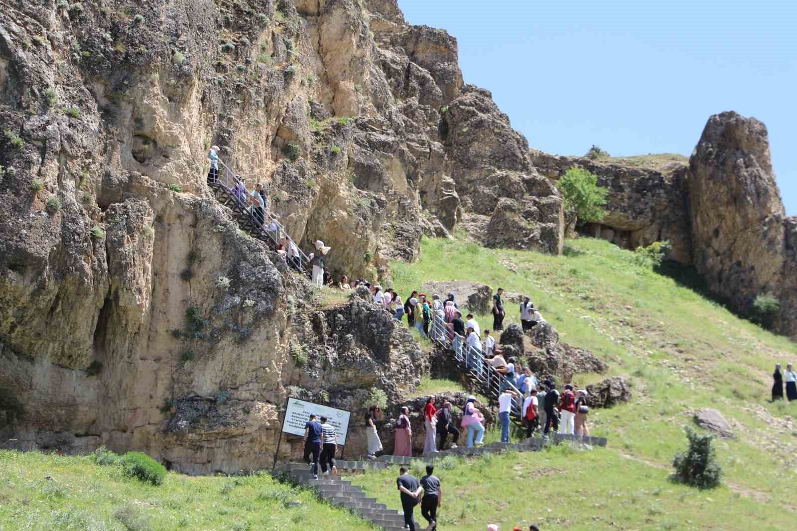 Elazığ&rsquo;da &uuml;niversite &ouml;ğrencileri Palu&rsquo;yu gezdi
