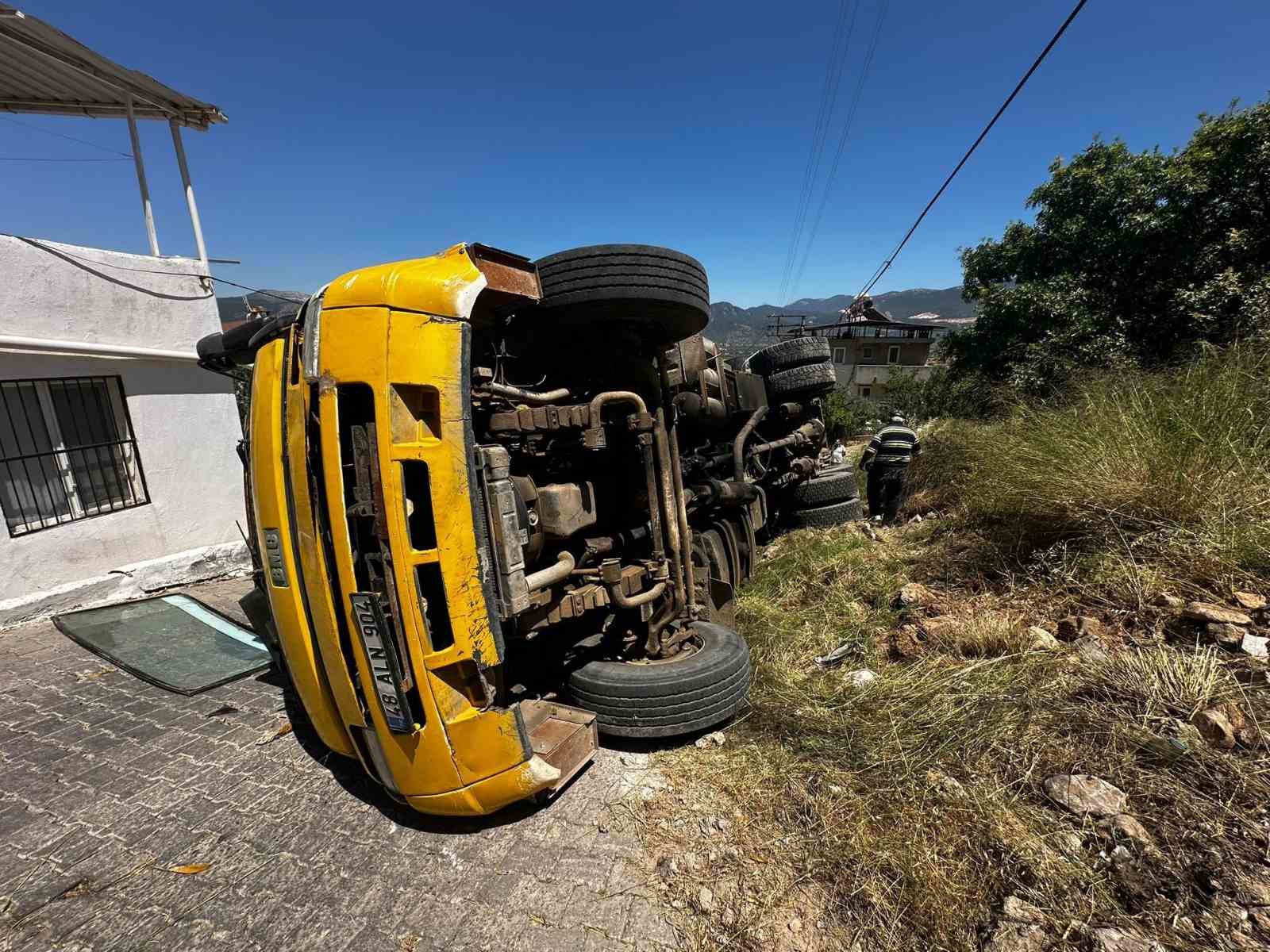 Milas&rsquo;ta tuğla y&uuml;kl&uuml; kamyon devrildi: 1 yaralı
