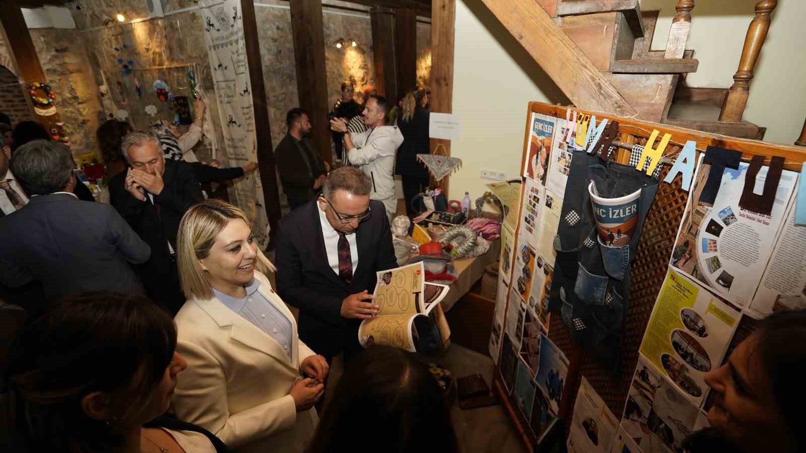 Atık malzemeler &uuml;niversite &ouml;ğrencilerinin elinde sanata d&ouml;n&uuml;şt&uuml;
