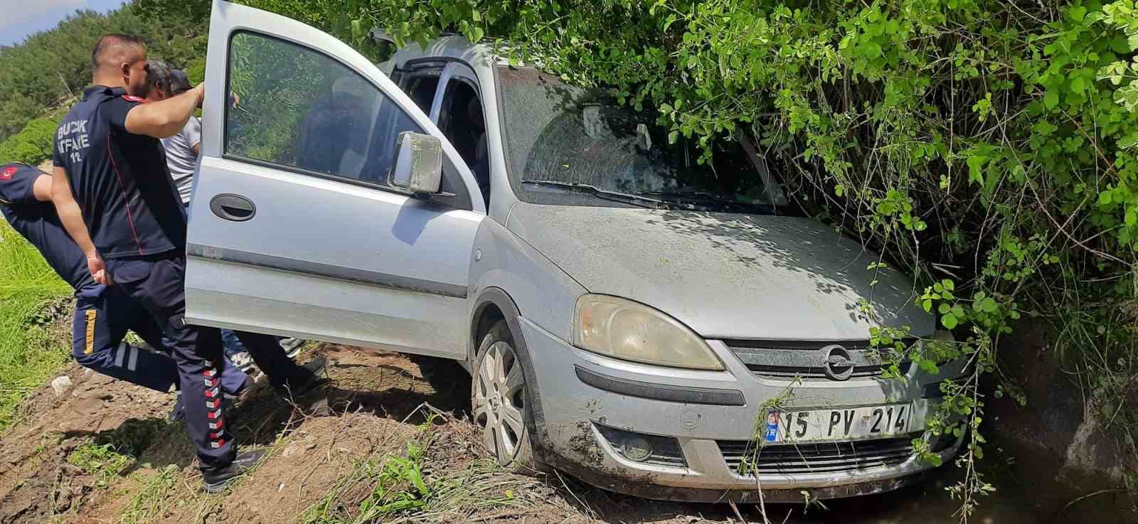 Kontrolden &ccedil;ıkan ara&ccedil; şarampole devrildi: 2 yaralı
