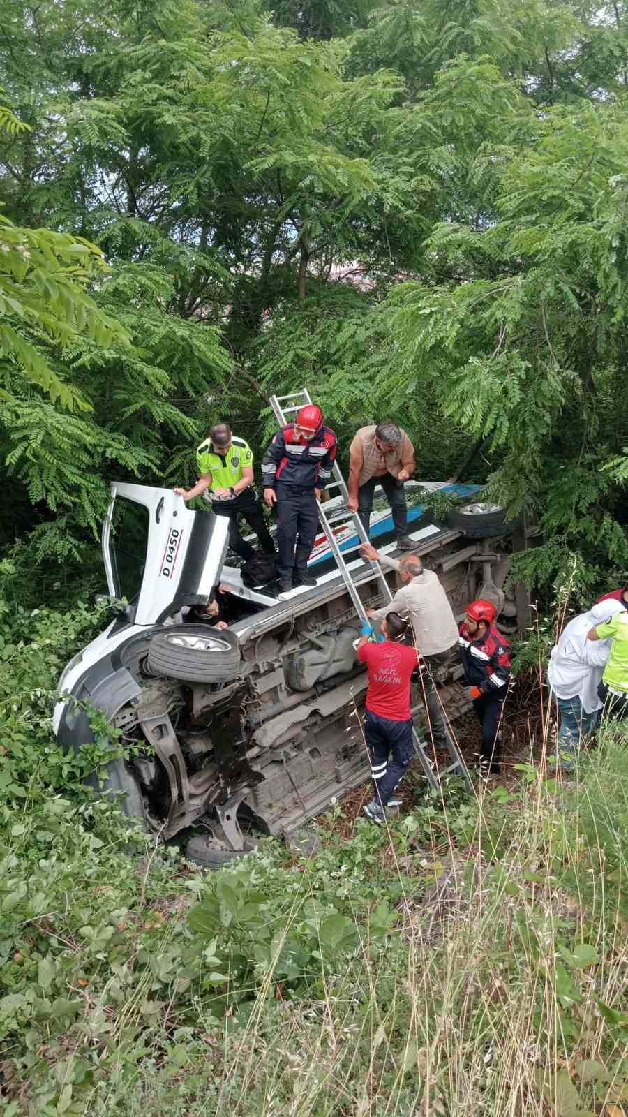 Trabzon’da dolmuş şarampole yuvarlandı: 5 yaralı