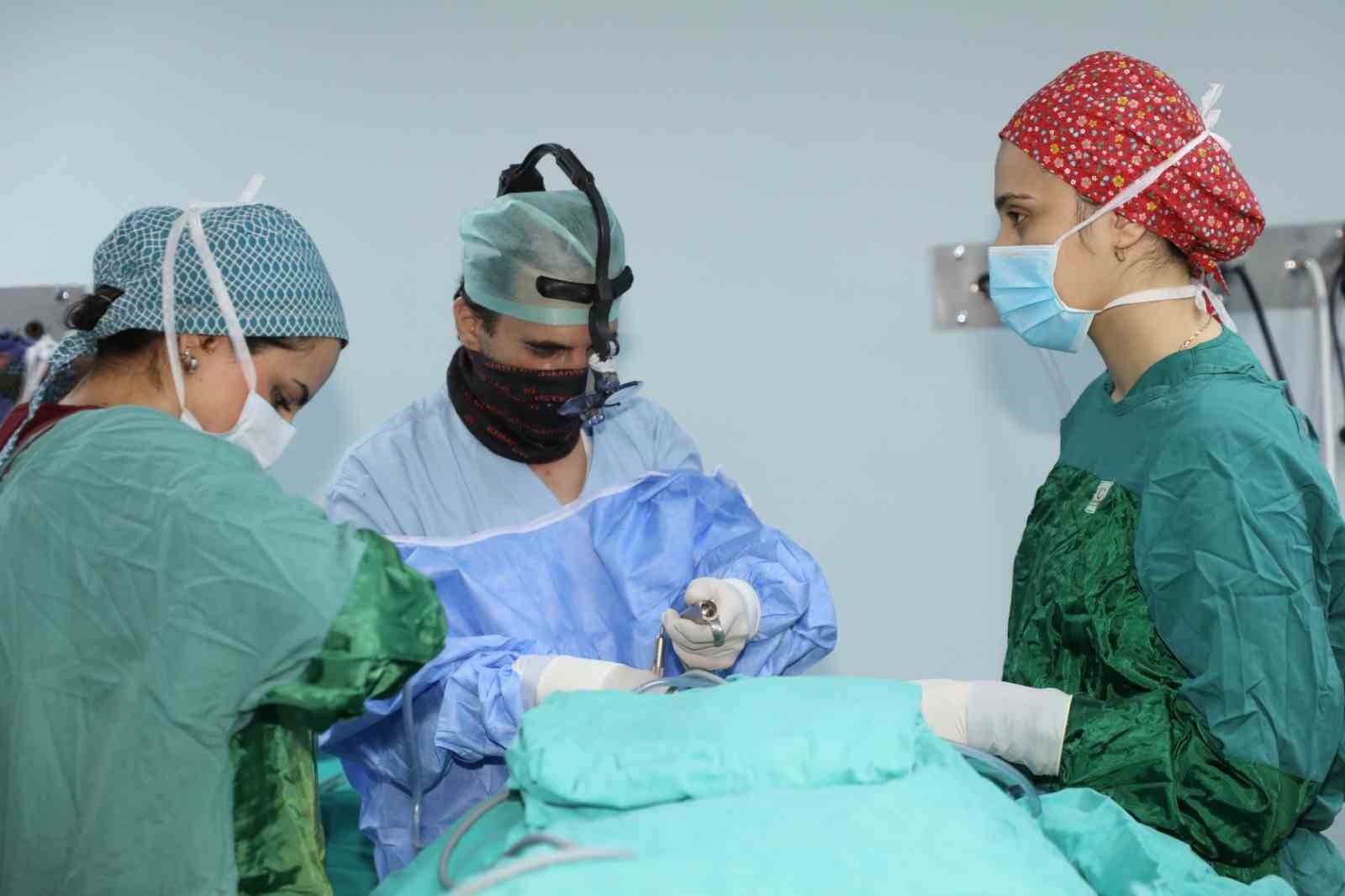 Gırtlak kanseri hasta zamanında m&uuml;dahale ile sağlığına kavuştu
