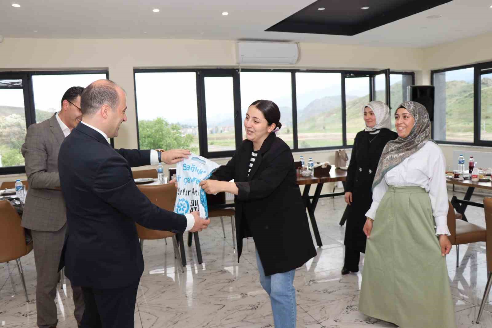 Kaymakam &Ccedil;elik, Kur&rsquo;an-ı Kerim&rsquo;e ge&ccedil;en &ouml;ğrencilerle buluştu
