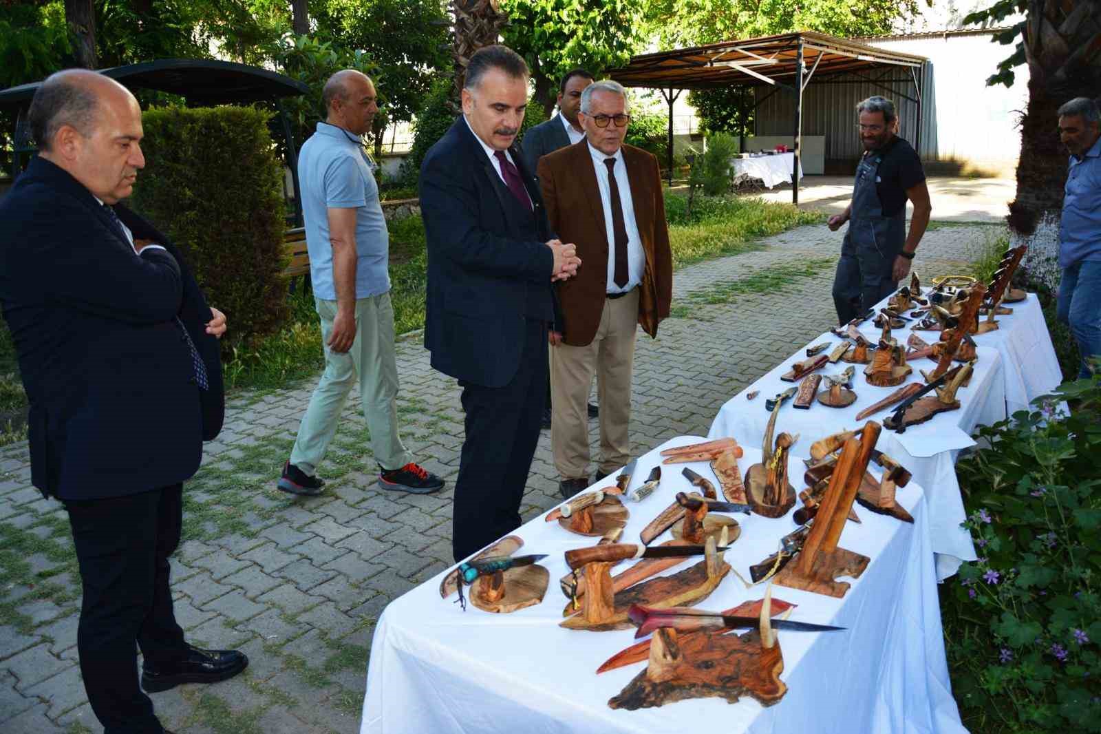 Edremit’te elle dövülen bıçaklar sergisi hayran bıraktı