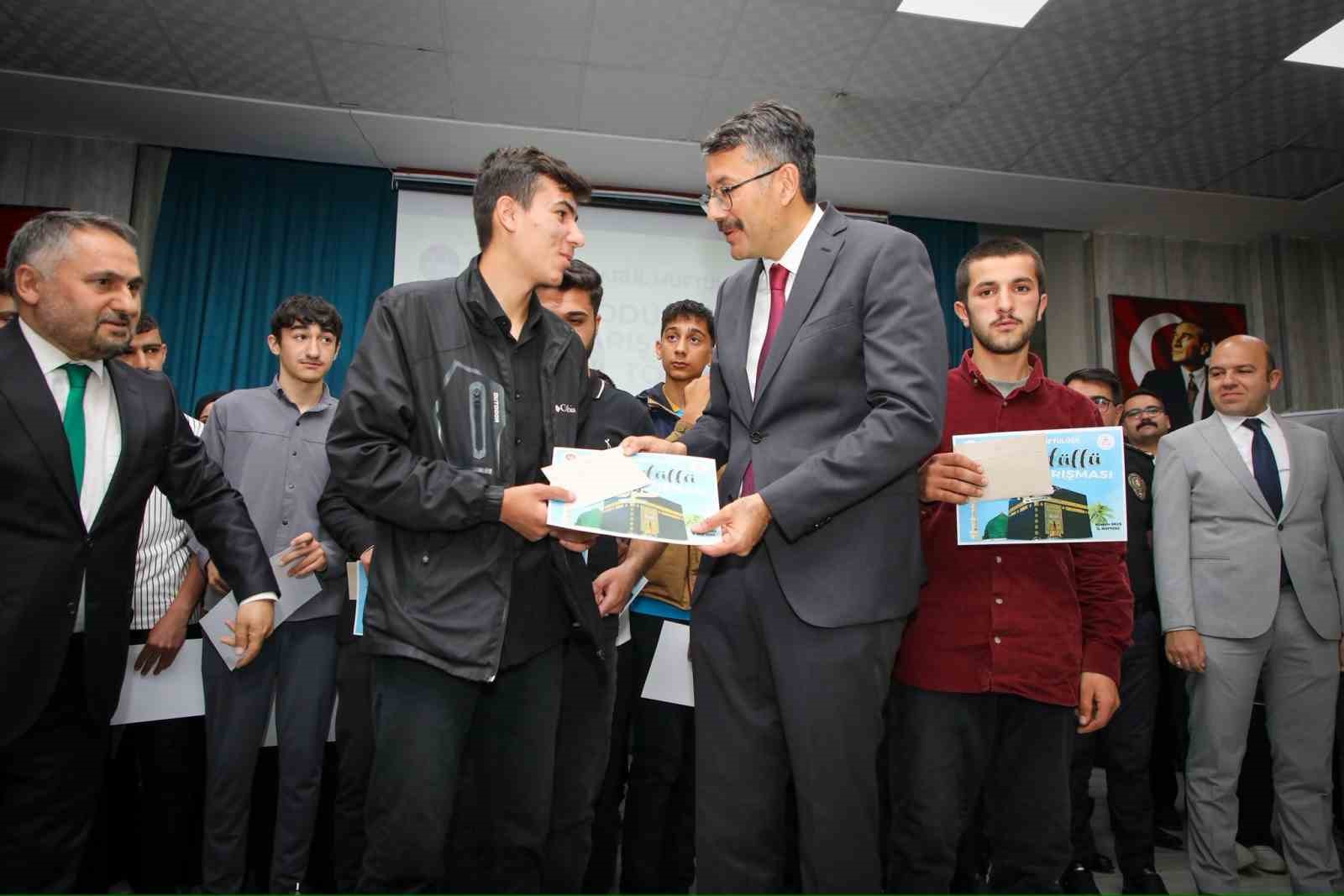 Hakkari’de umre ödüllü bilgi yarışması düzenlendi