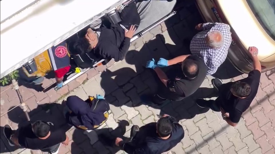 Küçükçekmece’de 19 yaşındaki genç sokak ortasında vuruldu