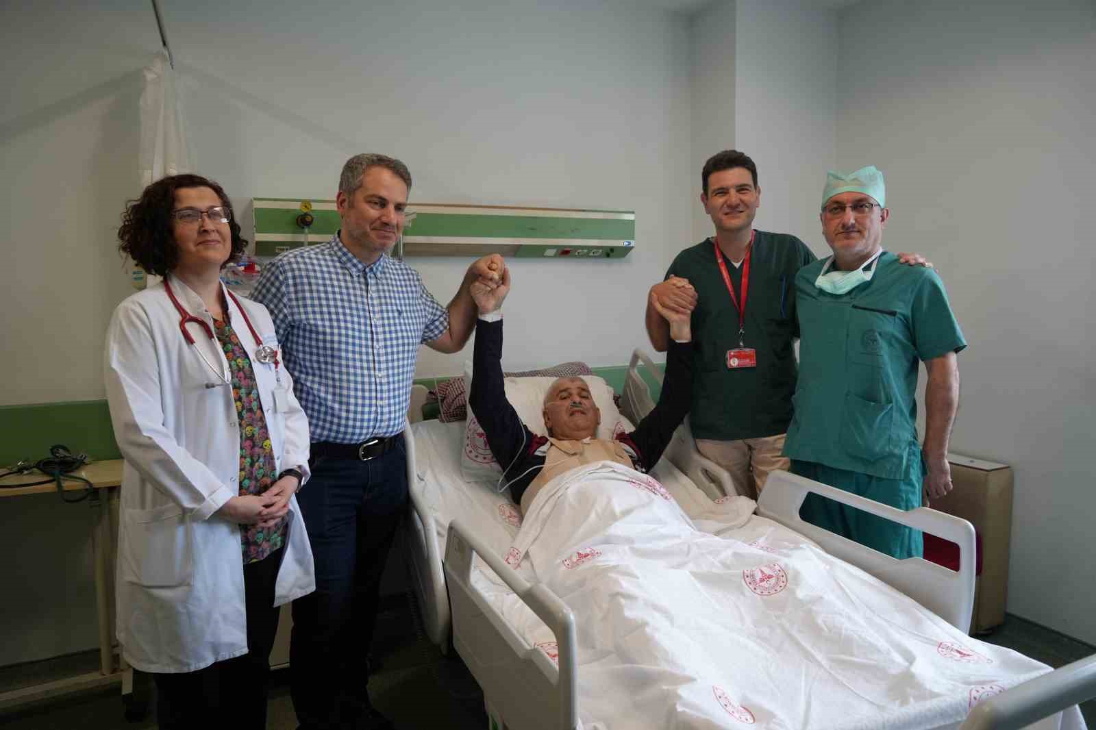 Dünyada 3. vaka: Moyamoya hastası ve her iki şah damarı tıkalı olan hastaya açık kalp ameliyatı