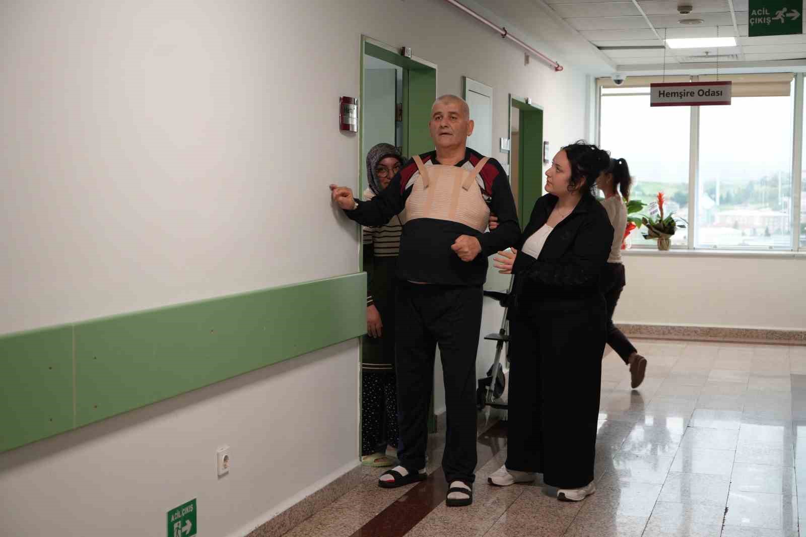 D&uuml;nyada 3. vaka: Moyamoya hastası ve her iki şah damarı tıkalı olan hastaya a&ccedil;ık kalp ameliyatı
