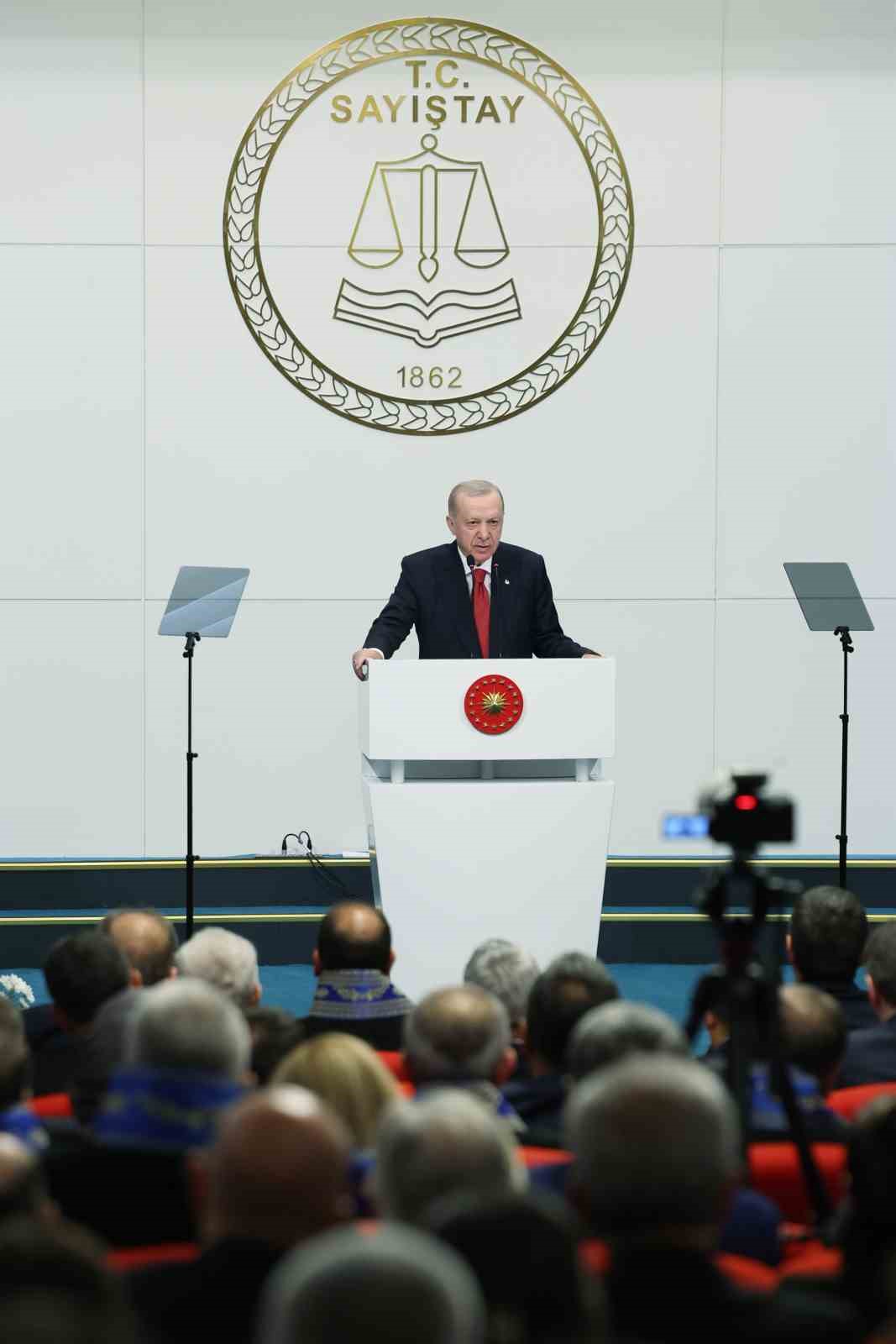 Cumhurbaşkanı Erdoğan: "Her ne kadar kimleri rahatsız olsa da son d&ouml;nemde y&uuml;r&uuml;t&uuml;len tahkikatları bu bakımdan gayet olumlu karşılıyoruz"
