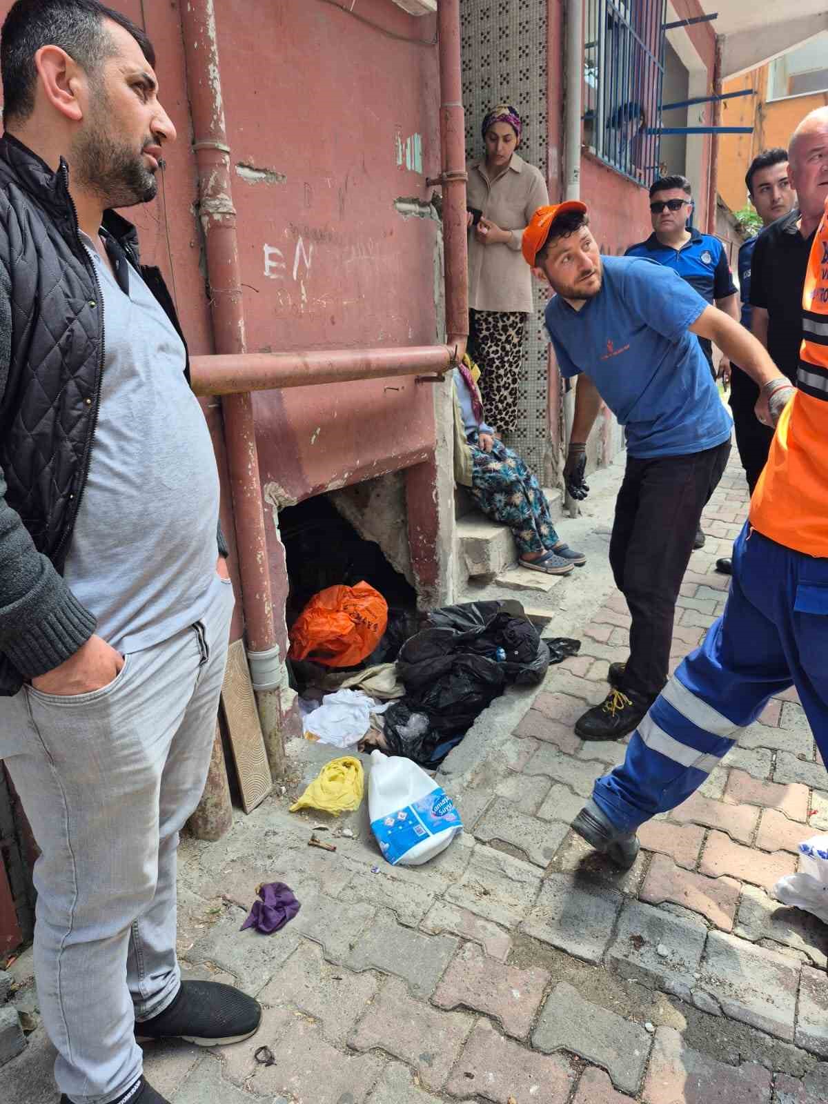 Esenler&rsquo;de 4. kez temizlenen daireden 7 kamyon &ccedil;&ouml;p &ccedil;ıktı
