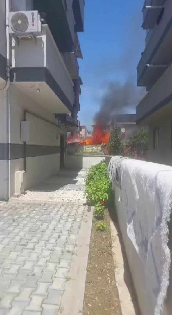 Binanın kömürlüğü alev alev yandı