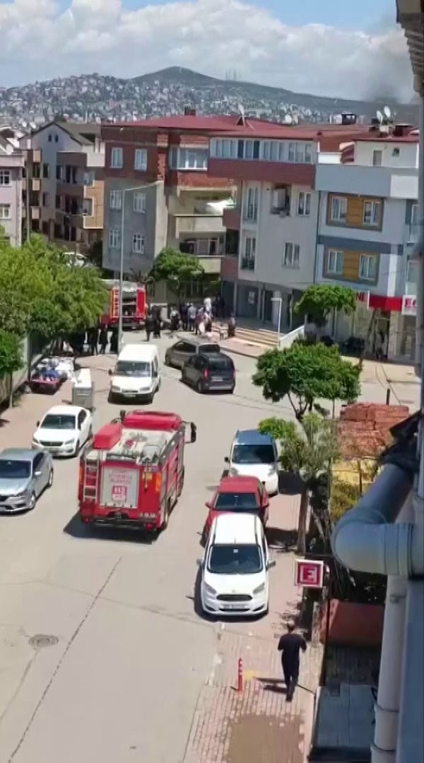 Binanın kömürlüğü alev alev yandı
