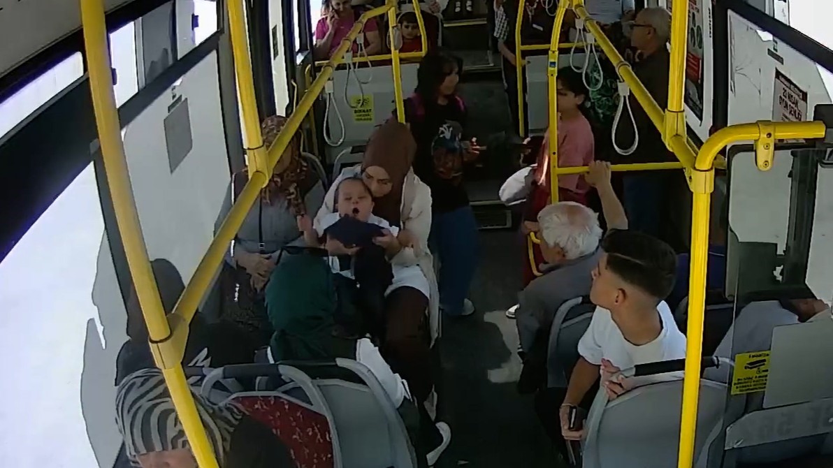 Otobüs şoförünün Heimlich manevrası bebeği hayatını kurtardı