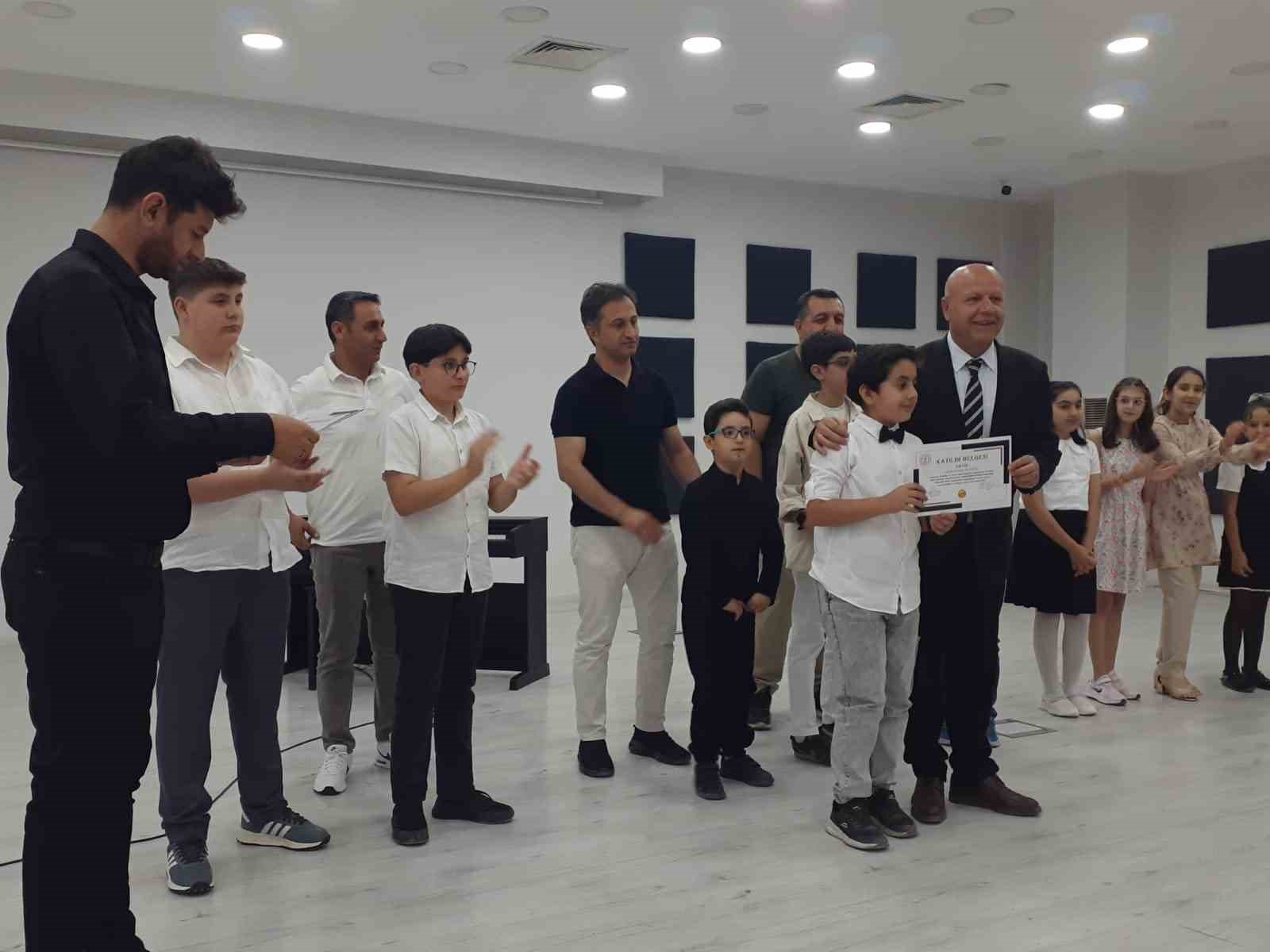 Adıyaman’da genç piyanistler hünerlerini sergiledi 