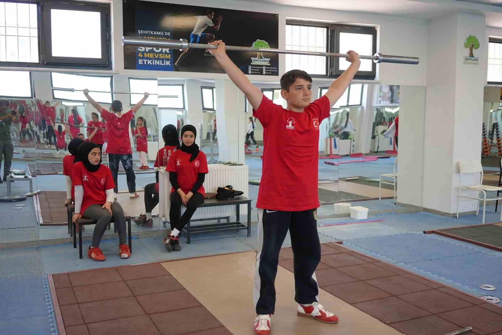 Şehitkamil’de halter kursu açıldı