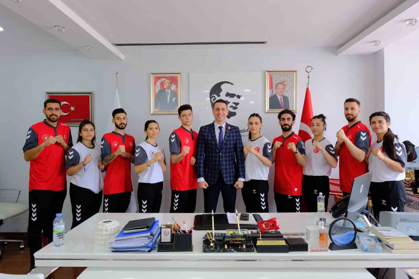 İşitme Engelliler Milli Takımı’ndan, Başkan Tanrıkulu’na ziyaret