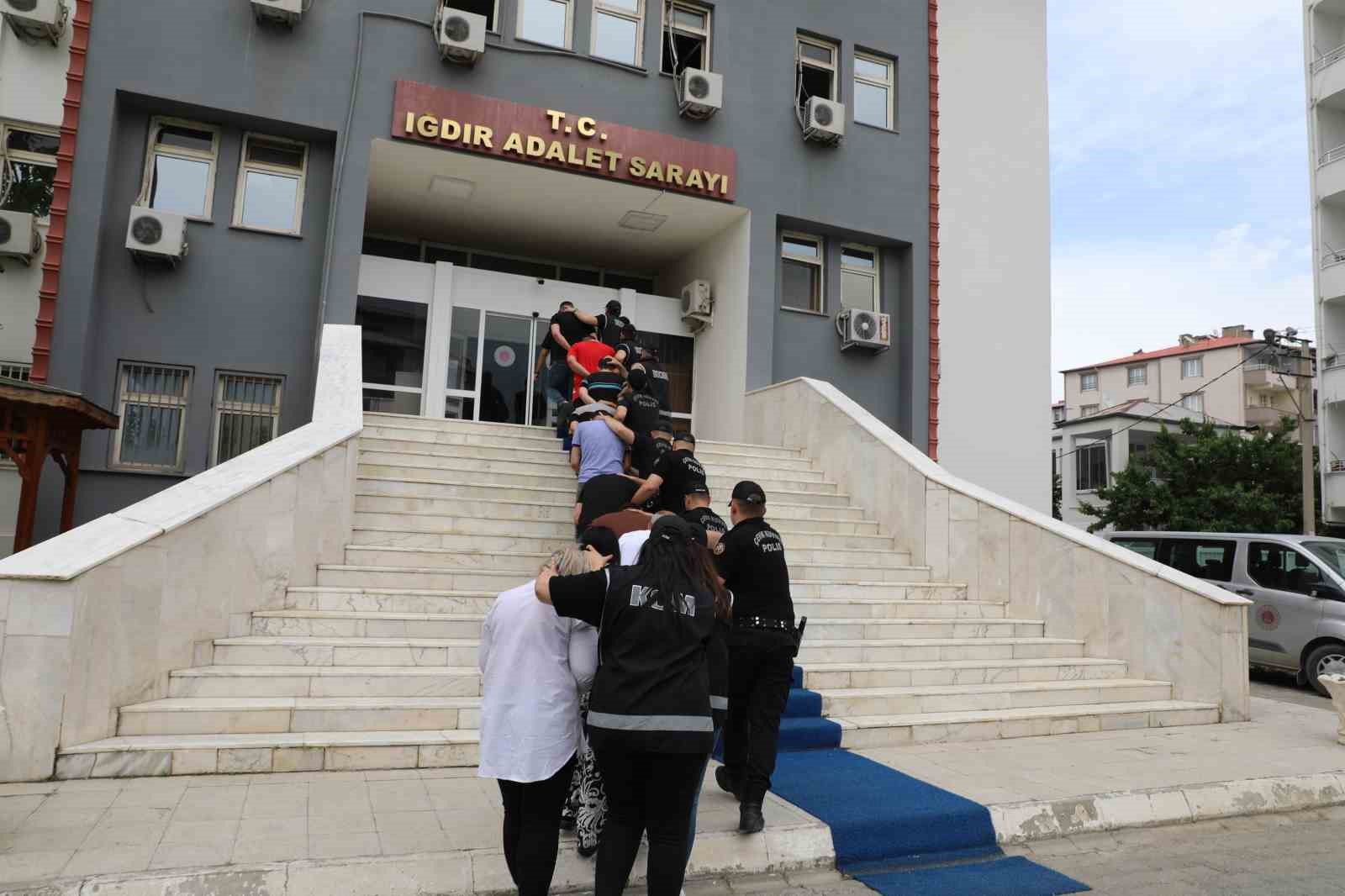 Iğdır&rsquo;da &ccedil;eşitli su&ccedil;lardan g&ouml;zaltına alınan 12 ş&uuml;pheli adliyeye sevk edildi
