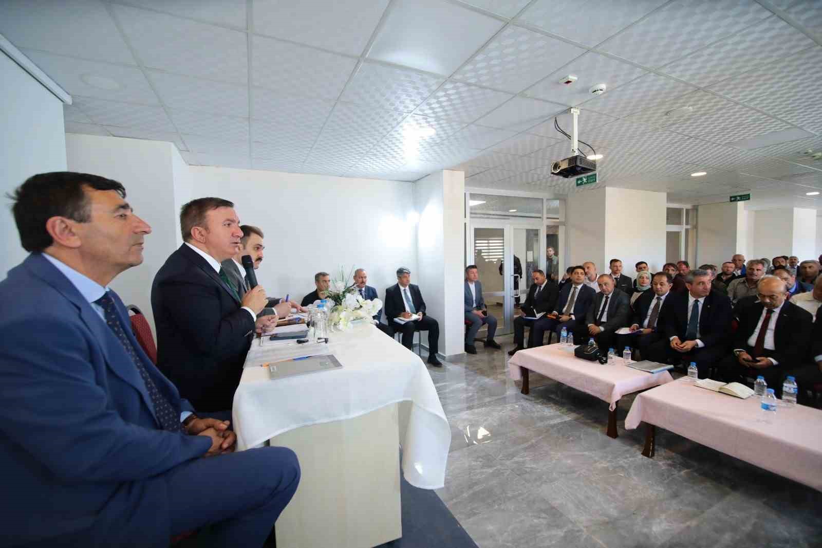 &Ccedil;ayırlı&rsquo;da muhtarlar toplantısı d&uuml;zenlendi
