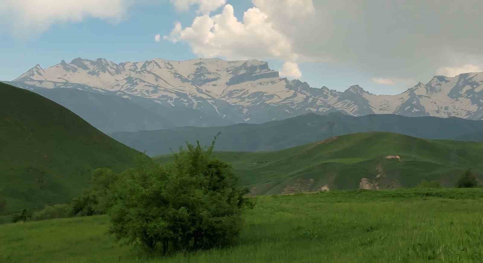 Zirvesi karla kaplı Cilo Dağları hayran bırakıyor