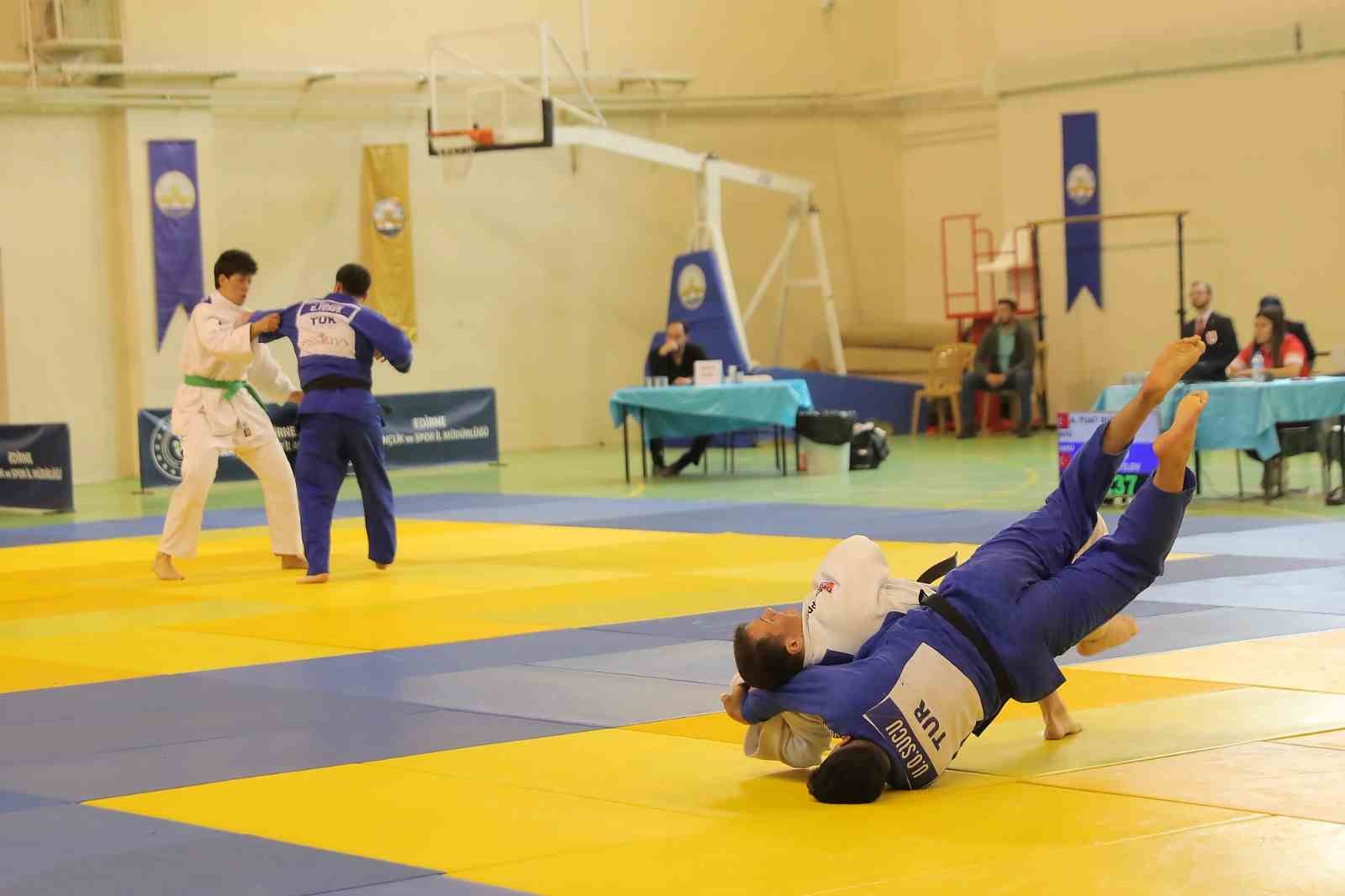 SUBÜ’lü judocudan üç madalya