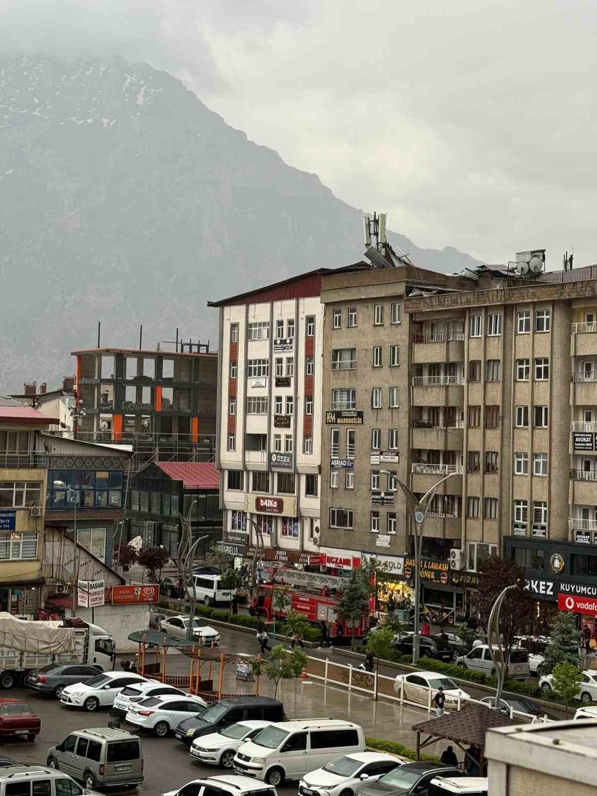 Hakkari&rsquo;de fırtına &ccedil;atılara zarar verdi
