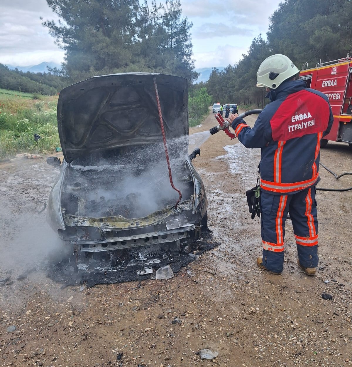 Motor kısmında &ccedil;ıkan yangın aracı kullanılamaz hale getirdi
