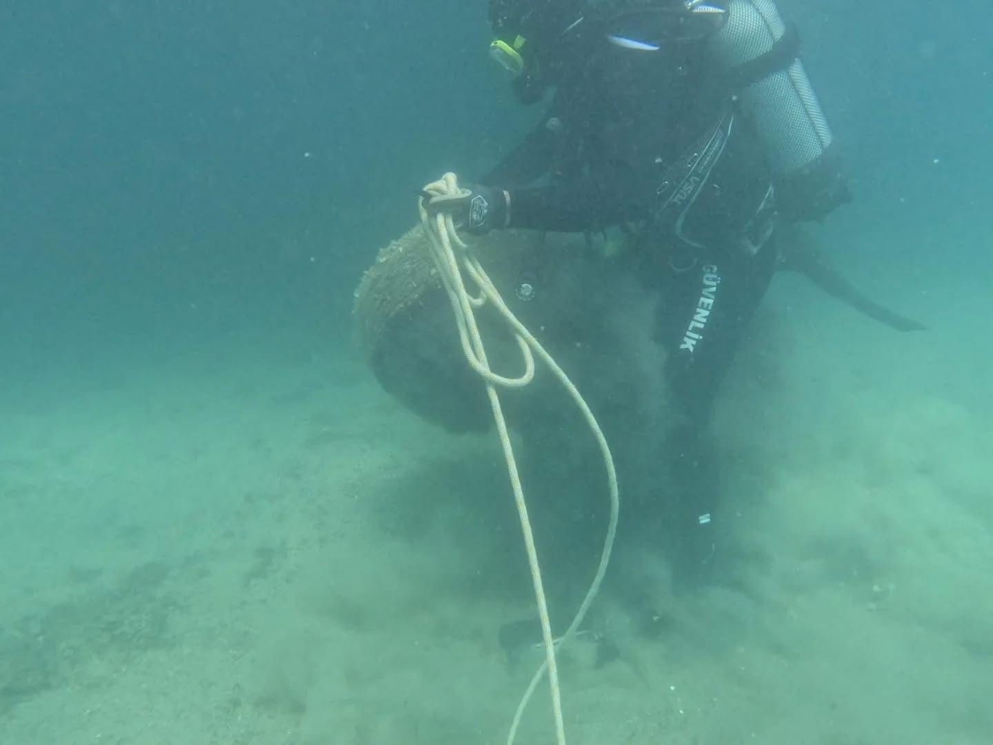 G&uuml;vercinada&rsquo;da deniz dibinden 1.5 ton atık &ccedil;ıkarıldı
