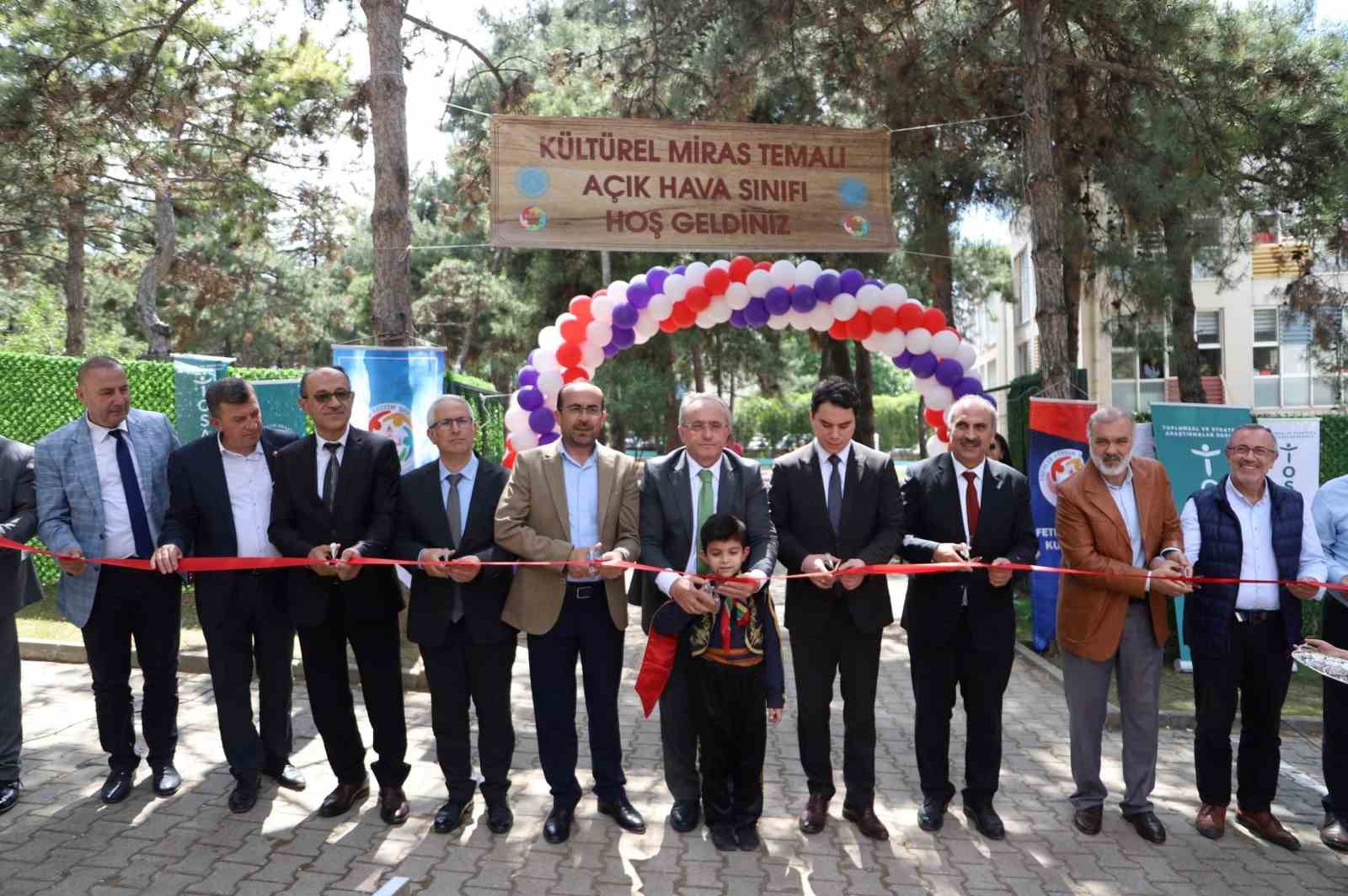 Bursa&rsquo;da T&uuml;rkiye&rsquo;nin ilk &rsquo;K&uuml;lt&uuml;rel Miras Temalı A&ccedil;ık Hava Sınıfı&rsquo; a&ccedil;ıldı
