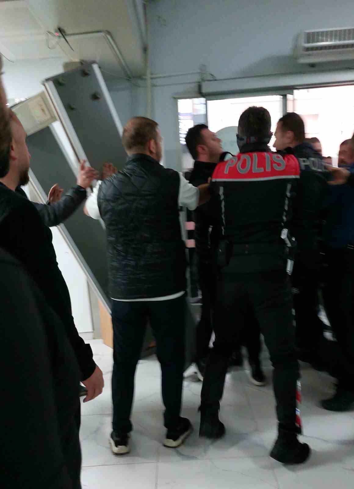 Cezaevi m&uuml;d&uuml;r&uuml; cinayetine karışan şahsa berberde silahlı saldırı: Kafasından vuruldu
