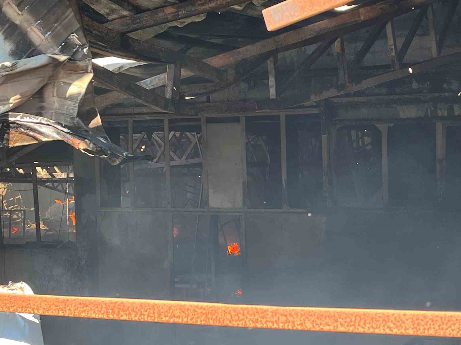 İzmir’de plastik sandalye fabrikasındaki yangın kontrol altına alındı