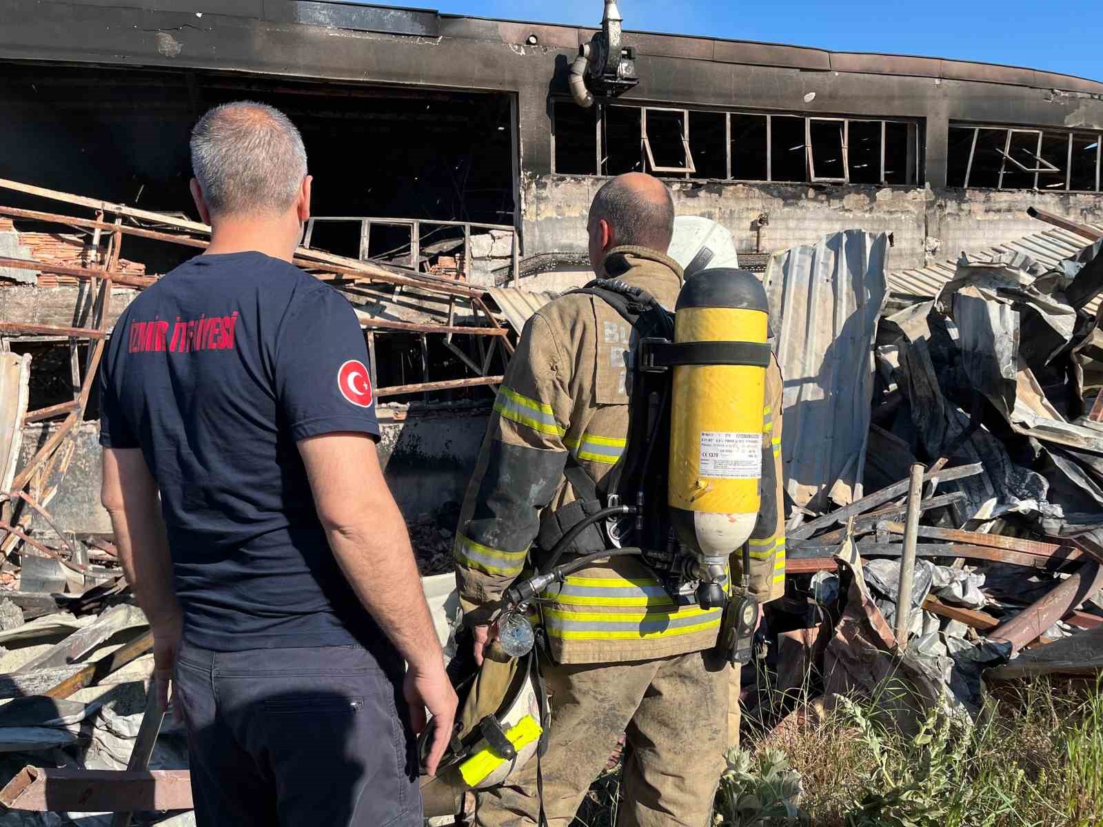 İzmir&rsquo;de plastik sandalye fabrikasındaki yangın kontrol altına alındı
