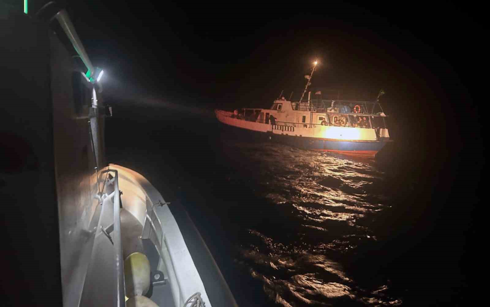 Göçmen kaçakçıları özel tekne ile kaçarken yakalandı