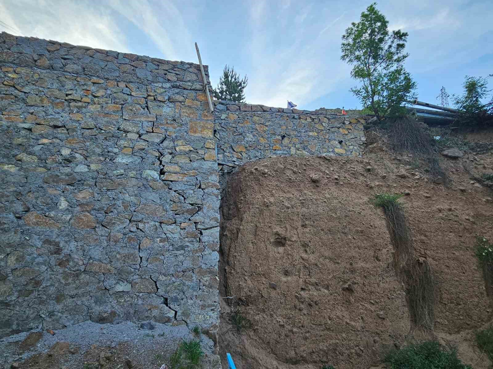 İspir’de bir yıl önce yapılan duvardaki çatlamalar vatandaşları tedirgin ediyor