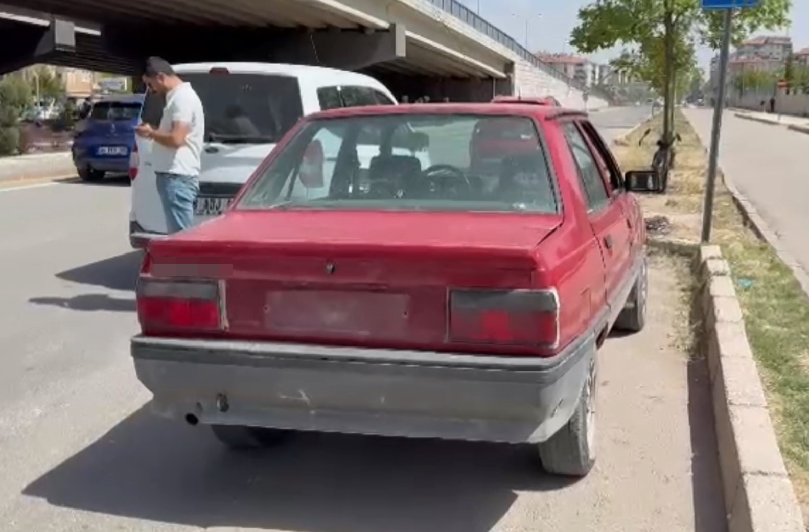 &Ccedil;ocuğu ara&ccedil;tan attı, aracı &ccedil;alıp ka&ccedil;tı
